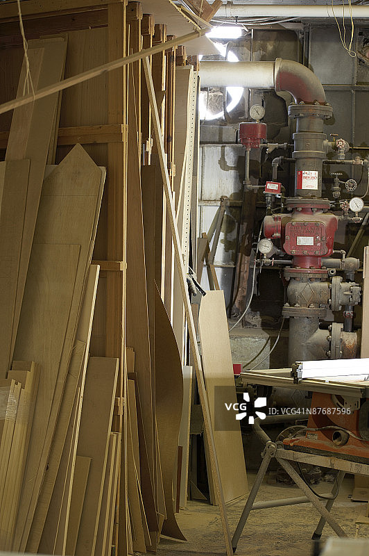 车间里的木板图片素材