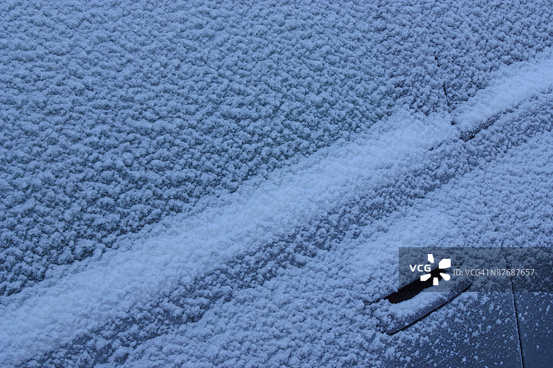被雪覆盖的汽车特写图片素材
