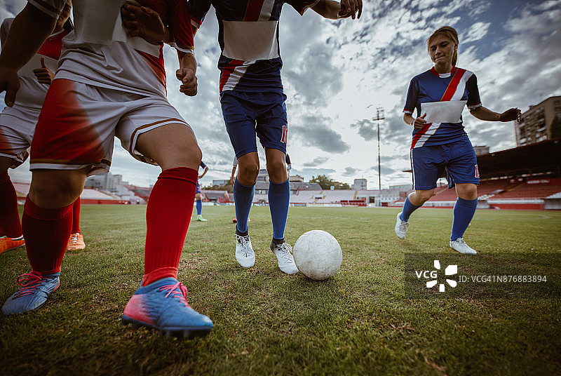 体育场比赛中正在比赛的女足球运动员图片素材
