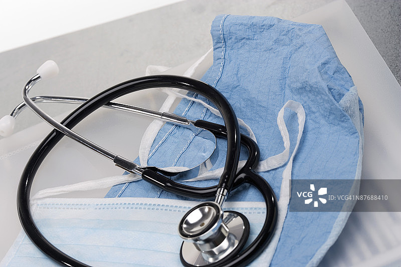 听诊器、外科口罩、手术服和活页夹图片素材