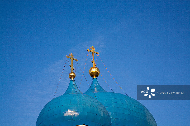 蓝天下大教堂的穹顶图片素材