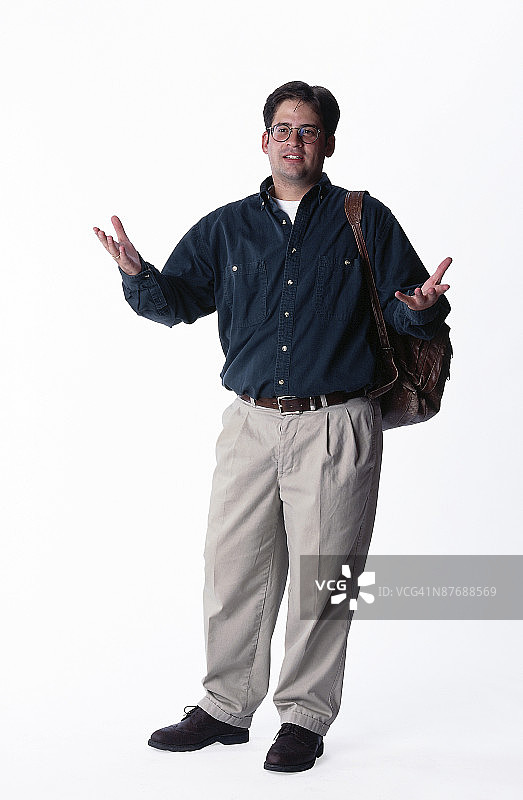 男人张开双臂站立图片素材