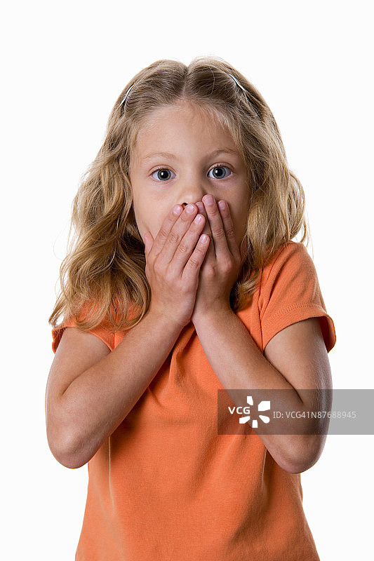用手捂住嘴的女孩图片素材