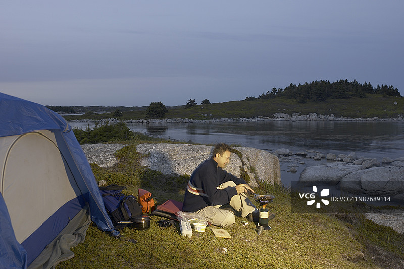 男人在露营地做饭图片素材