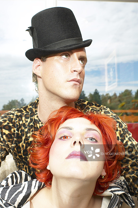 身着奇异服装的情侣摆姿势图片素材