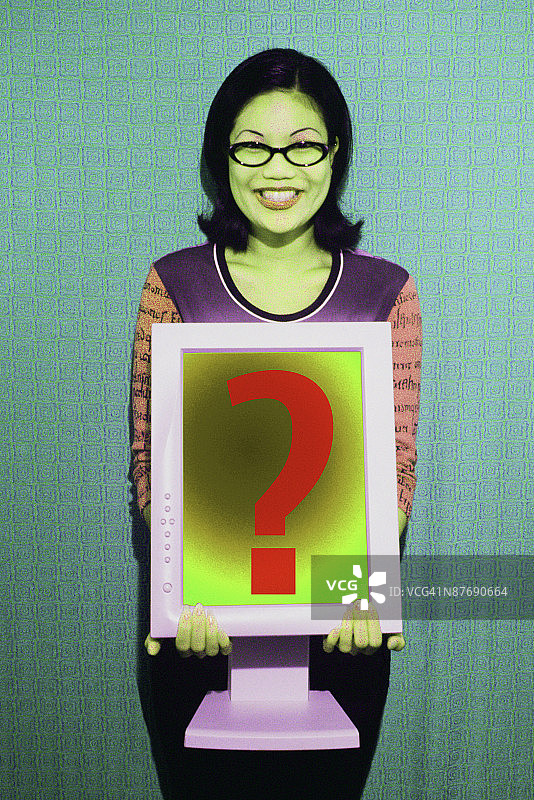 女人手持显示器图片素材
