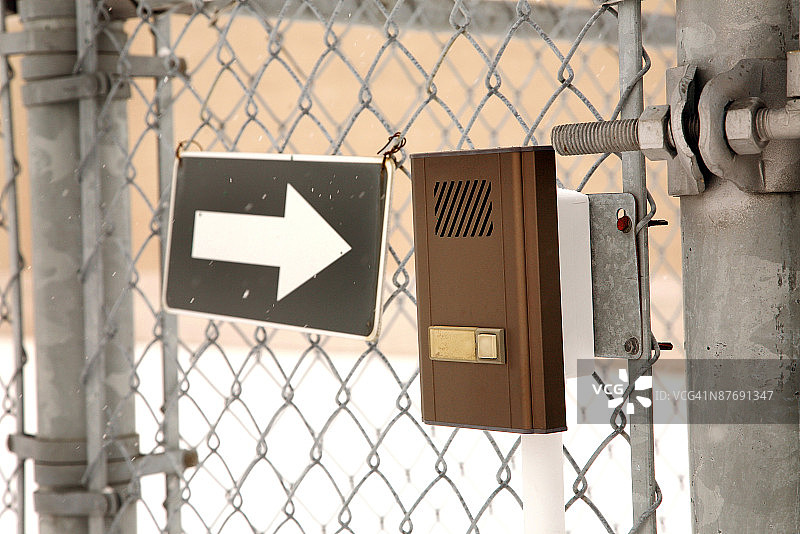 指向大门上对讲安全系统的箭头图片素材