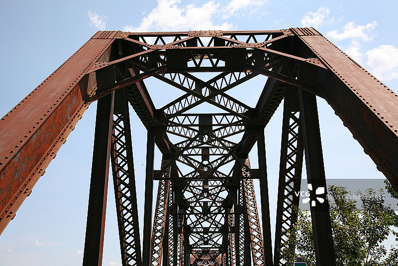 生锈的桥梁图片素材