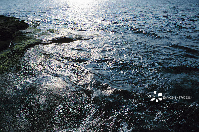 波光粼粼的海洋漩涡图片素材