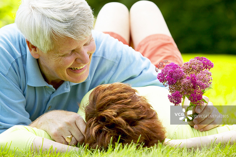 情侣在草坪上一起躺着图片素材