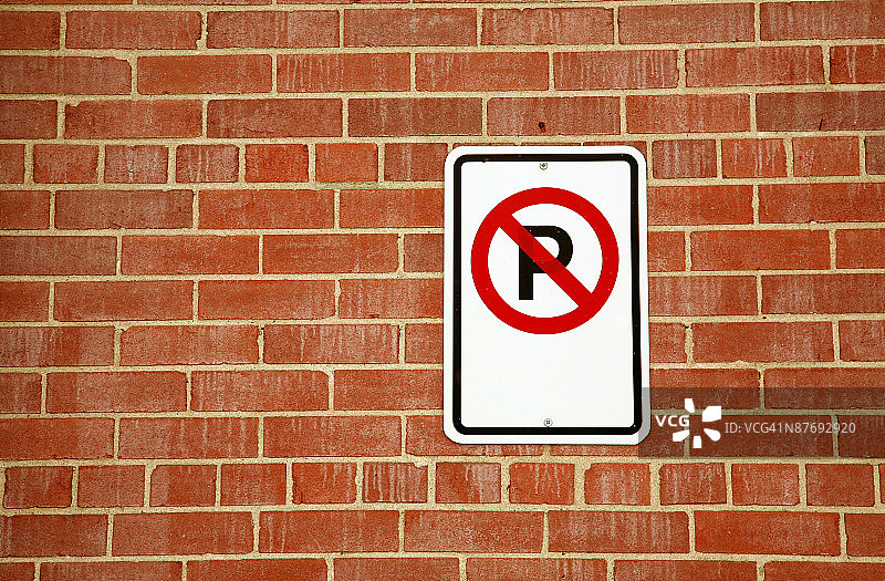 砖墙上的禁止停车标志图片素材