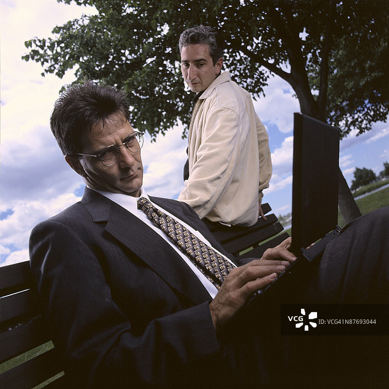 男人看使用笔记本电脑的商人图片素材