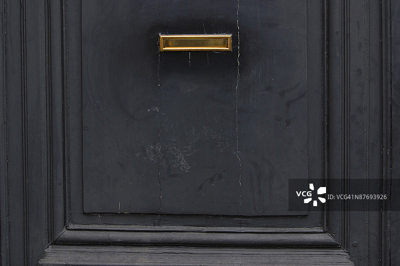 木门上的黄铜投信口图片素材