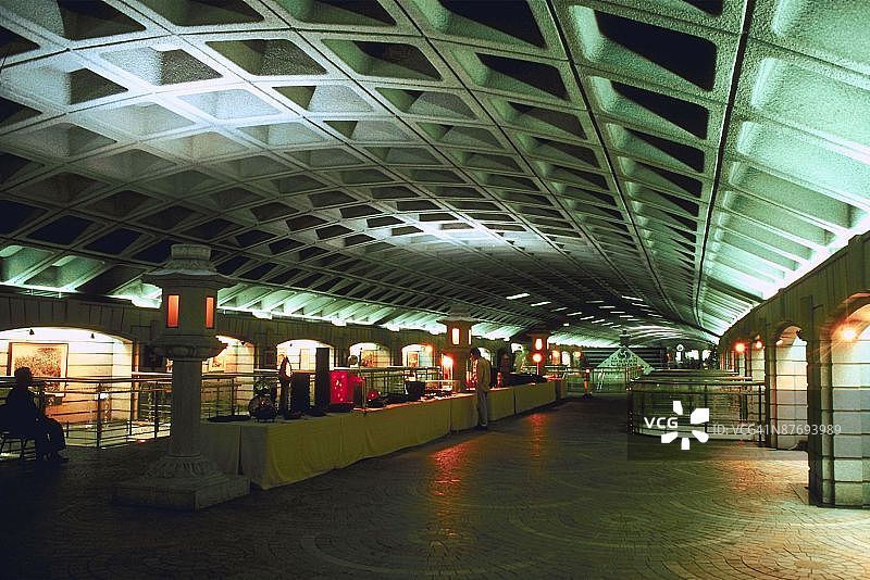 韩国首尔景福宫地铁站的纹理天花板图片素材