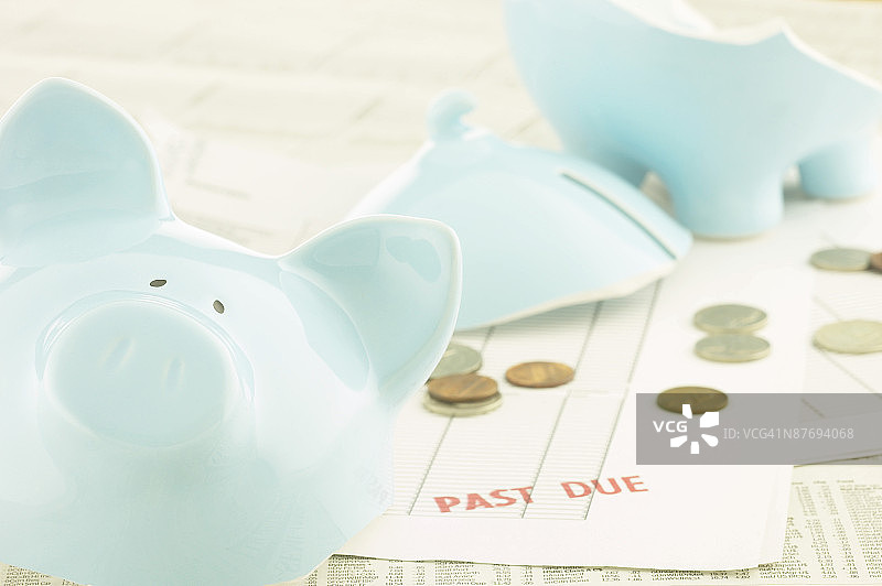 从破碎的储蓄罐中洒出的硬币图片素材