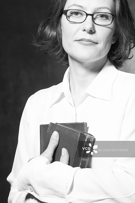 女性图书管理员的工作室肖像图片素材