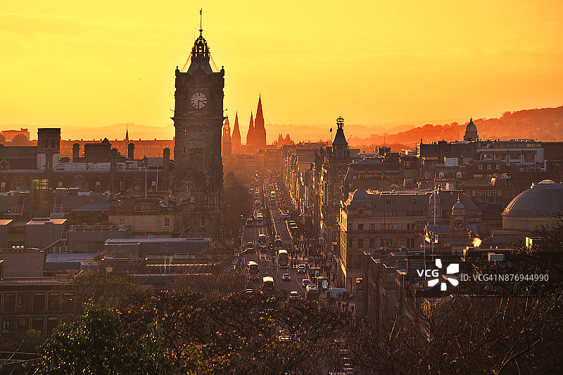 英国苏格兰爱丁堡市中心王子街的日落图片素材