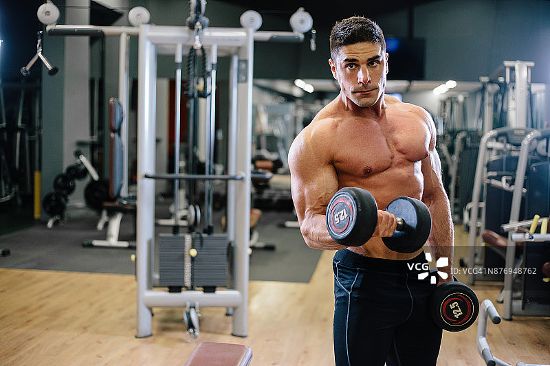 在健身房锻炼的健壮男人图片素材