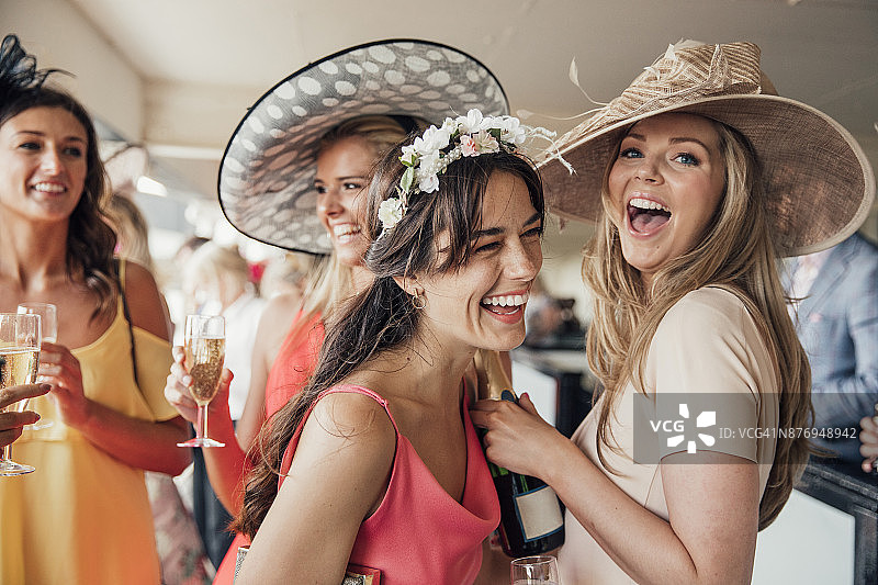 与朋友们一起倒香槟图片素材