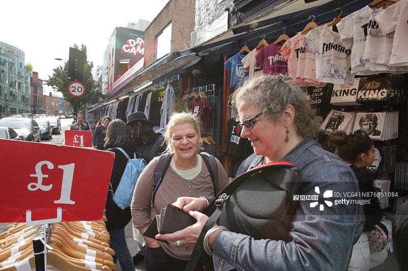 游客在伦敦卡姆登市场享受购物图片素材