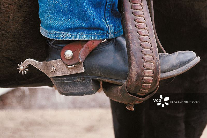 马镫上的牛仔靴图片素材