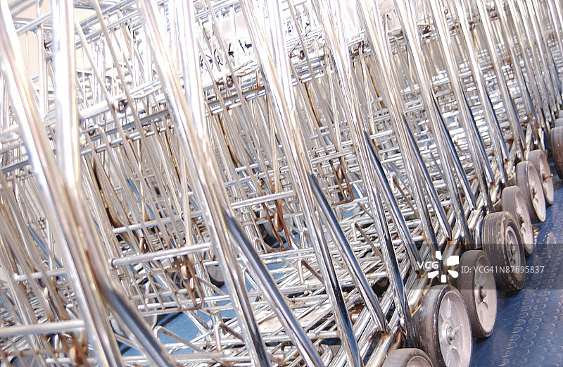 机场排列整齐的行李车图片素材