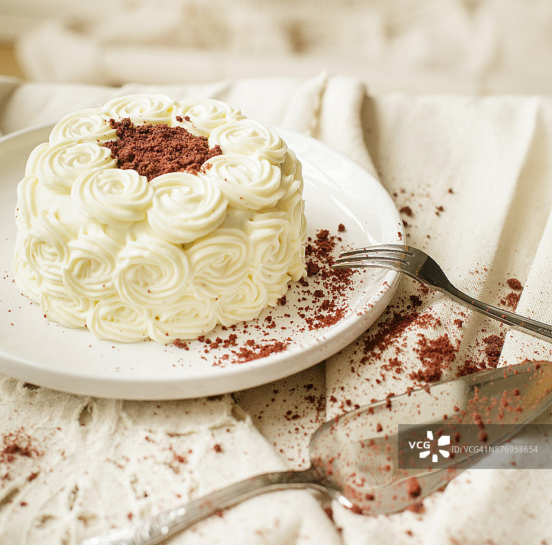 桌布上的奶油蛋糕图片素材