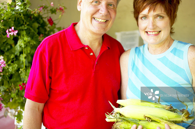 在市场上与甜玉米的情侣图片素材