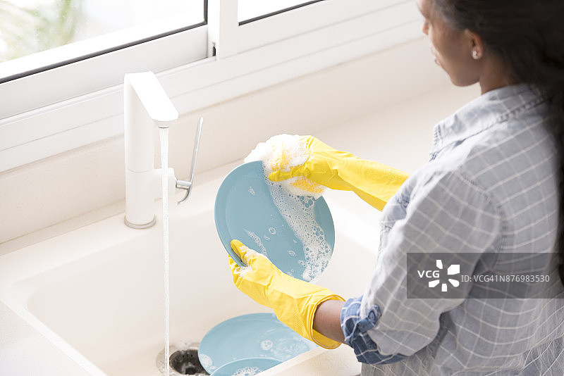 女人洗碗图片素材