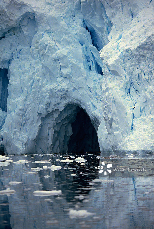 冰川中的洞穴图片素材