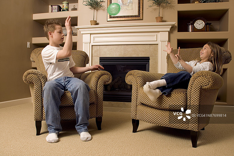 男孩和女孩玩玩具足球图片素材