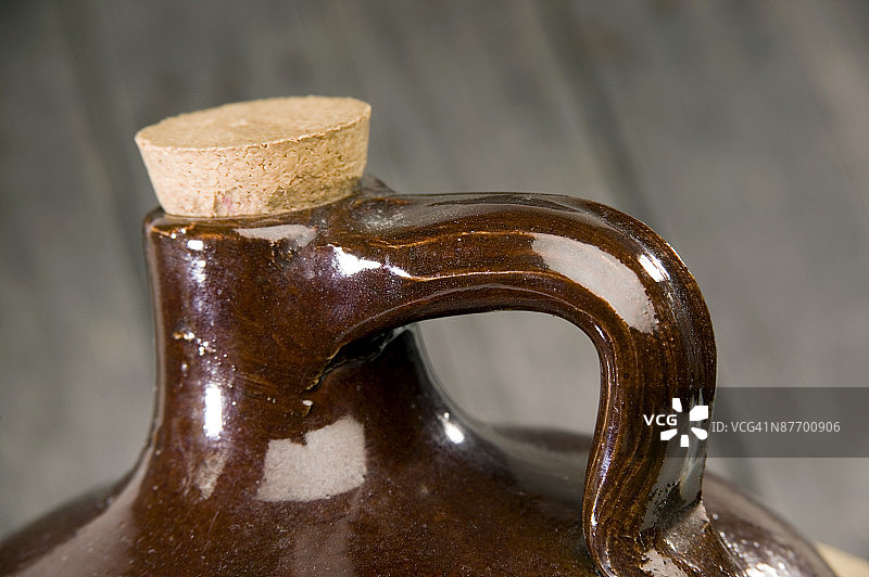 棕色罐子里的软木塞图片素材