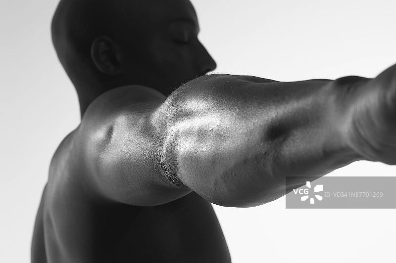 低角度拍摄的男子伸出手臂图片素材