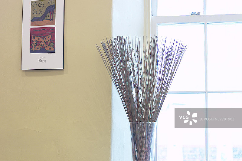 窗边的办公室装饰品图片素材