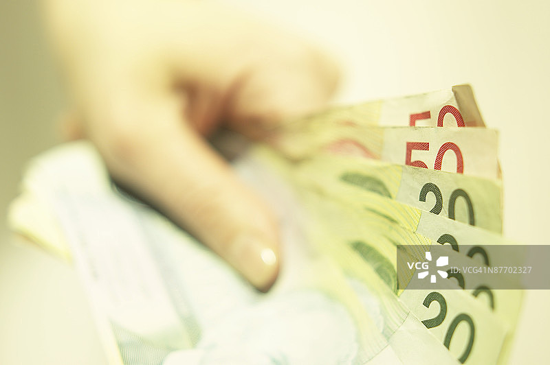 手持加拿大纸币图片素材