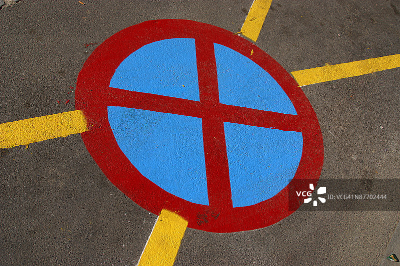 路面上的禁止停车标志图片素材