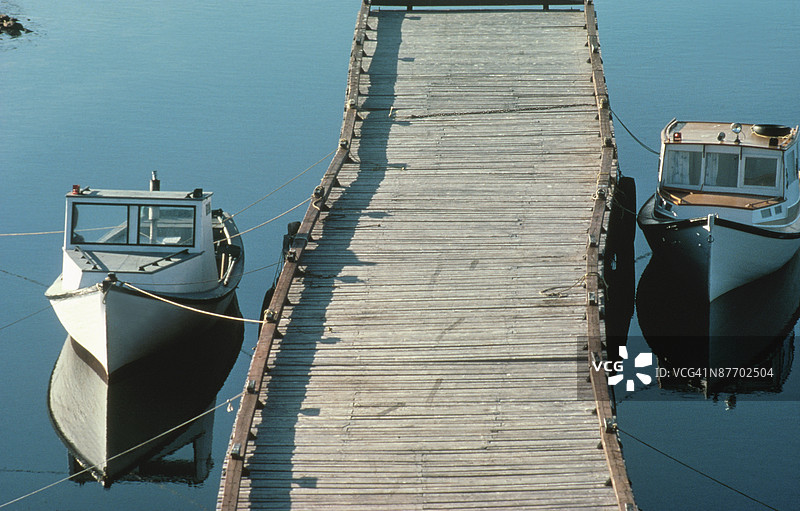 两艘船停靠在浮动码头上图片素材