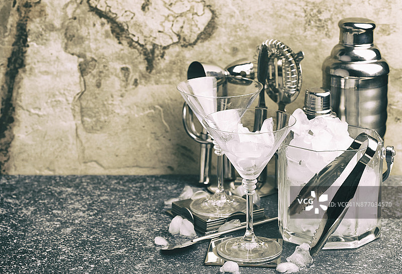 调制鸡尾酒的酒吧工具套装图片素材
