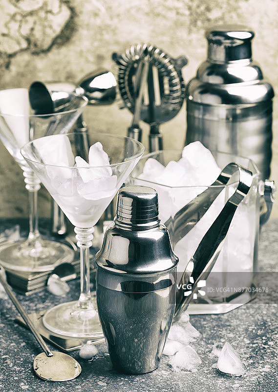 调制鸡尾酒的酒吧工具套装图片素材