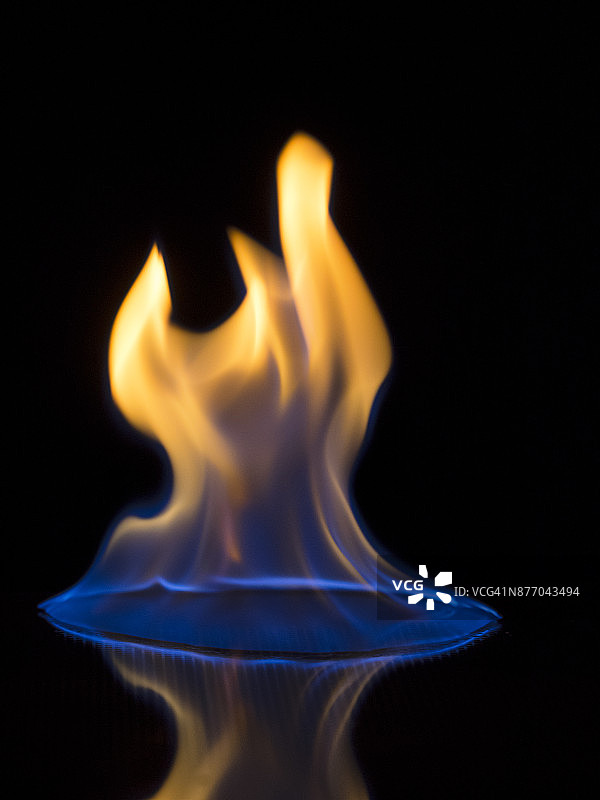 黑色背景上的火焰图片素材