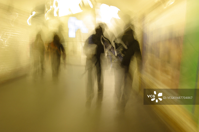 人们在室内行走图片素材