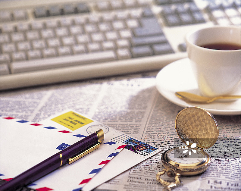 报纸、邮件和键盘图片素材