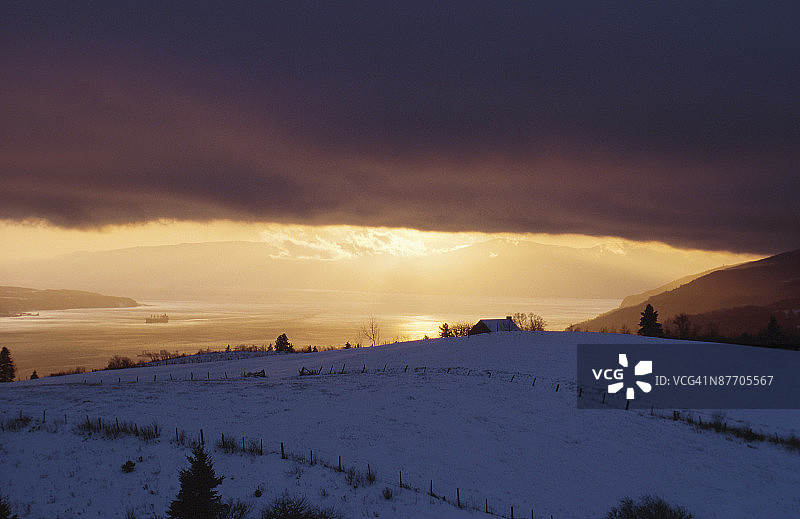 加拿大魁北克冬季日落时分的农田图片素材