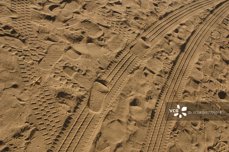 沙子上的轮胎痕迹图片素材