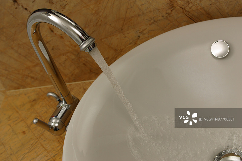 水从水龙头流出图片素材