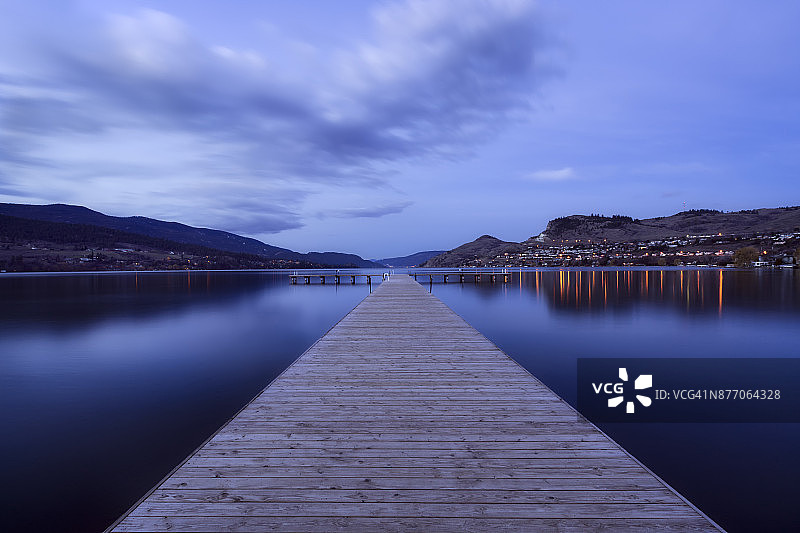 加拿大不列颠哥伦比亚省奥卡纳干谷冷 stream 的 Kalamalka 湖码头图片素材