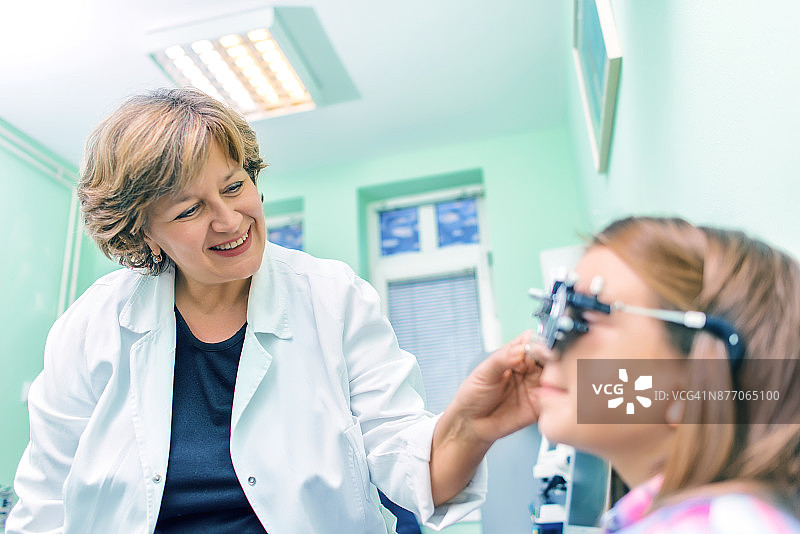 女孩在诊所接受眼科检查图片素材