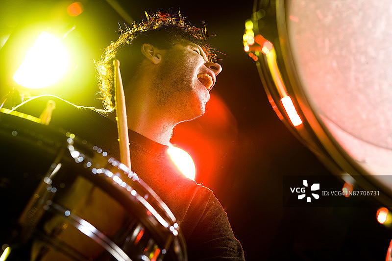 男子打鼓图片素材