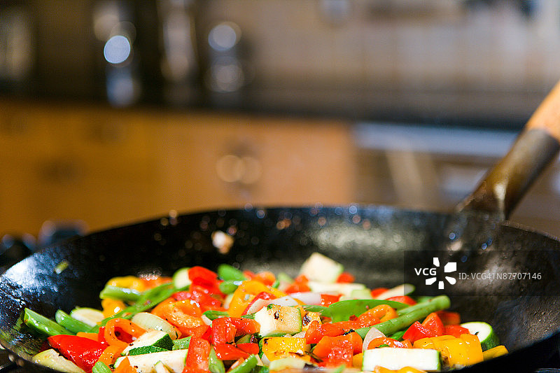 平底锅里的蔬菜图片素材