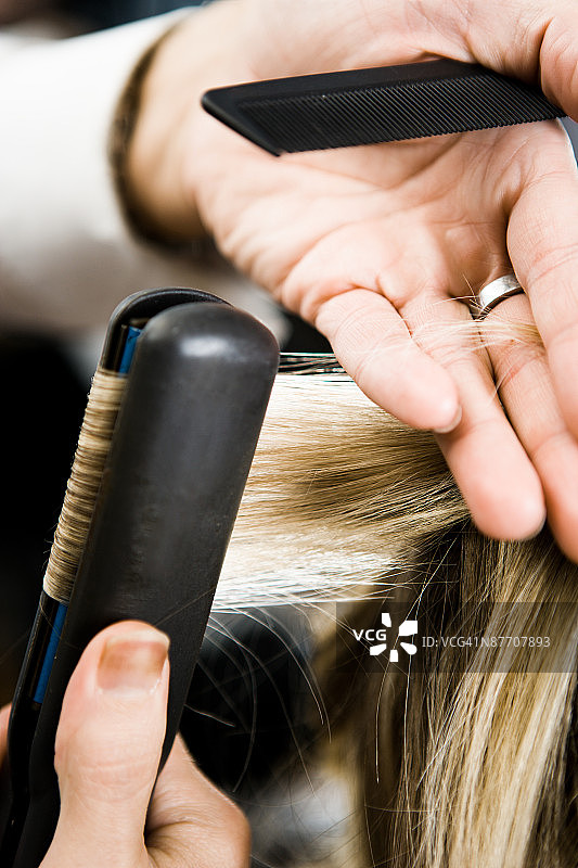 人们正在拉直头发图片素材